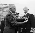 Президент Гарри Трумэн вручает адмиралу флота Честеру Нимицу вторую Золотую звезду медали «За выдающуюся службу»