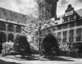 Двор Старого университета в Вюрцбурге. За садом, в комнатах первого и второго этажа, располагалось первоначальное помещение Института психологии. 1930-е гг.