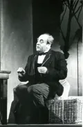 Леонид Броневой в роли факира Рахумы в спектакле «Золотая карета». 1971
