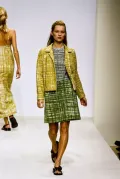 Кейт Мосс демонстрирует одежду модного дома Prada. Дизайнер: Миучча Прада. Коллекция весна/лето 1996