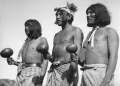 Мужчины ленгуа с погремушками в руках. 1935