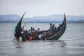 Переправа через реку Наф. Беженцы рохинджа пересекают границу Мьянмы и Бангладеш. 2017