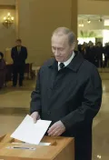 Владимир Путин голосует на президентских выборах. Москва. 14 марта 2004