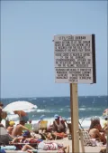 Табличка, отмечающая участок пляжа «только для представителей белой расы». Дурбан (провинция Наталь, ЮАР). 5 января 1987