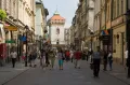 Польша. Люди прогуливаются по Флорианской улице в Кракове