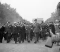 Шарль де Голль во главе праздничного шествия в ознаменование освобождения Парижа. Август 1944