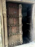 Традиционная дверь в историческом центре Занзибара (Танзания)