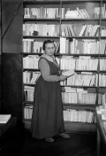 Адриенна Монье в своём магазине La Maison des Amis des Livres. 1930-е гг.