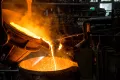 Разлив металла на сталелитейном заводе