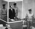 Адольф Эйхман в пуленепробиваемом стеклянном боксе слушает, как Верховный суд Израиля единогласно отклоняет апелляцию на его смертный приговор. 29 мая 1962