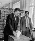 Кандидат в президенты РСФСР Николай Рыжков во время голосования на избирательном участке. 1991