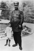 Реза-шах Пехлеви с сыном Мохаммедом Резой Пехлеви. 1920-е гг.