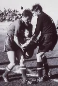 Эдуарда Дубинского уносят с поля после получения травмы. 1962