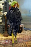 Лили Коул демонстрирует одежду из коллекции готического стиля сезона осень/зима 2008 от модного дома Christian Dior. Дизайнер Джон Гальяно