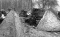 Бойцы разбирают противотанковые препятствия в укреплённом районе за городом Териоки. 1939