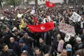 Протестующие перед штаб-квартирой бывшей правящей партии Туниса «Демократическое конституционное объединение» во время демонстрации. Тунис, Тунис. 2011