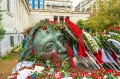 Цветы у памятника в Афинском политехническом университете в честь годовщины восстания студентов против греческой хунты в 1973. 2019