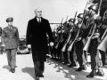 Премьер-министр Греции Александрос Папагос проводит смотр войск после победы на выборах. 21 ноября 1952