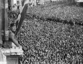 Бенито Муссолини разговаривает с толпой
