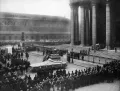 Церемония захоронения останков неизвестного солдата, доставленных с поля битвы под Верденом, под Триумфальной аркой на Елисейских Полях в Париже. 11 ноября 1920