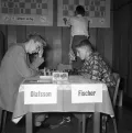 Роберт Фишер (справа) играет с Фридриком Олафссоном на международном турнире в Цюрихе (Швейцария). 1959