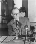 Карл Шоуп выступает перед СМИ. Токио. 26 августа 1949