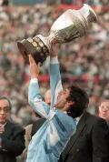 Энцо Франческоли поднимает Кубок Америки по футболу после победы в финальном матче чемпионата над сборной Бразилии. Монтевидео. 1995