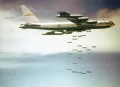 Американский бомбардировщик B52 сбрасывает бомбы на территорию Демократической Республики Вьетнам. 1960-е гг.