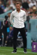 Тренер сборной Саудовской Аравии Эрве Ренар наблюдает за групповым матчем Двадцать второго чемпионата мира по футболу между сборными Саудовской Аравии и Мексики. Лусаил (Катар). 2022