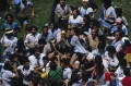 Диего Марадона с игроками сборной Аргентины и болельщиками празднует победу в финале чемпионата мира по футболу. Мехико. 1986