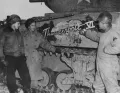 Подполковник Крейтон Абрамс демонстрирует лётчикам свой танк, названный в честь истребителя «Репаблик» P-47 «Тандерболт» (Thunderbolt)