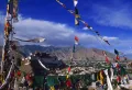 Вид на дворец Потала сквозь развевающиеся на ветру молитвенные флаги. Лхаса (Китай)