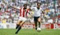 Нападающий сборной Англии Гари Линекер борется за владение мячом с капитаном сборной Парагвая Рохелио Дельгадо в матче 1/8 финала Тринадцатого чемпионата мира по футболу. Мехико. 1986