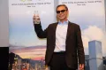 Ринго Лам с наградой за выдающиеся достижения на Нью-Йоркском фестивале азиатского кино. 2015