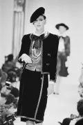 Модель женской одежды. Модный дом Chanel. Дизайнер Карл Лагерфельд. Коллекция осень/зима 1983–1984