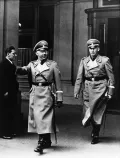 Рейхсфюрер СС Генрих Гиммлер (слева) и начальник Тайной Государственной полиции (Гестапо) Райнхард Гейдрих (справа) выходят из отеля «Метрополь» в Вене. 1938