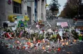 Цветы и свечи у входа в концертный зал «Батаклан» в Париже, ставший объектом захвата террористами 13 ноября 2015