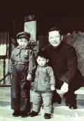 Си Цзиньпин и его младший брат Си Юаньпин с отцом, генеральным секретарем Государственного совета КНР Си Чжунсюнем
