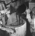 Рабочий заливает мазут в мешалку. 1943
