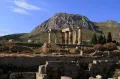 Вид на храм Аполлона и Акрокоринф, Коринф (Греция) 