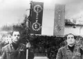 Солдаты «Республики Сало» с флагом вооружённых сил республики. 1943