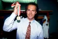 Франц Беккенбауэр показывает свою медаль после финала чемпионата мира по футболу. 1990