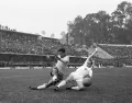 Гарринча обходит Рэя Уилсона в матче чемпионата мира по футболу. Стадион «Саусалито», Винья-дель-Мар (Чили). 1962