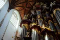 Украшенный скульптурами фасад органа церкви св. Бавона в Харлеме (Нидерланды).