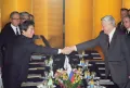Премьер-министр Японии Хосокава Морихиро и президент России Борис Ельцин во время переговоров. Токио. 11 октября 1993