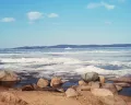 Ледниковые валуны на берегу Онежского озера (Карелия, Россия)
