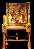 Трон из гробницы Тутанхамона с изображением Тутанхамона и Анхесенамон на спинке. XVIII династия. 14 в. до н. э. 