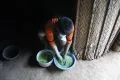Подросток кабияри перемешивает мамбе. Колумбия, община Пукуми