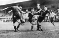 Испанские защитники отражают атаку игроков сборной Бразилии в 1/8 финала чемпионата мира по футболу. Генуя. 1934