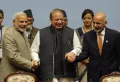 Премьер-министр Индии Нарендра Моди (слева), премьер-министр Пакистана Наваз Шариф (в центре) и президент Афганистана Ашраф Гани (справа) во время заключительного заседания 18-го саммита СААРК. 2014